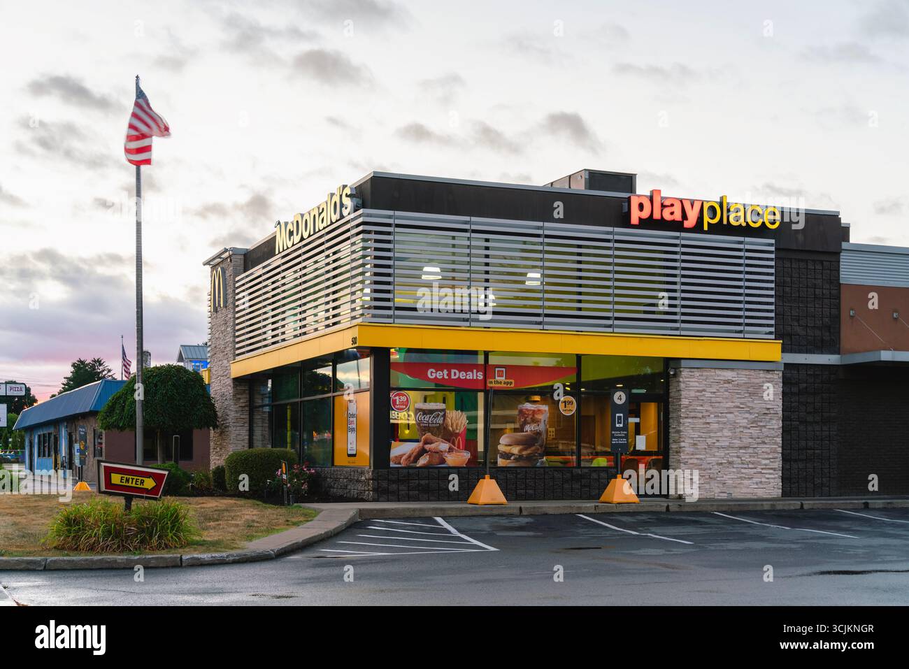 Whitesboro, New York - 15 agosto 2025: Ampia vista al tramonto del ristorante McDonald's, fondato nel 1940, è una delle più grandi catene di fast food del mondo, con più t Foto Stock