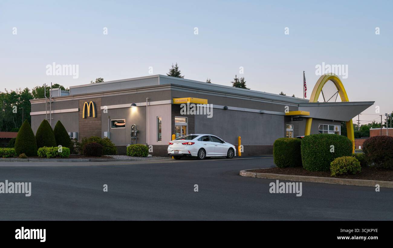 Utica, NY - 15 agosto 2025: Vista sul ristorante McDonald's UltraWide e il suo drive-thru, fondato nel 1940, è una delle più grandi catene di fast food del mondo, Foto Stock