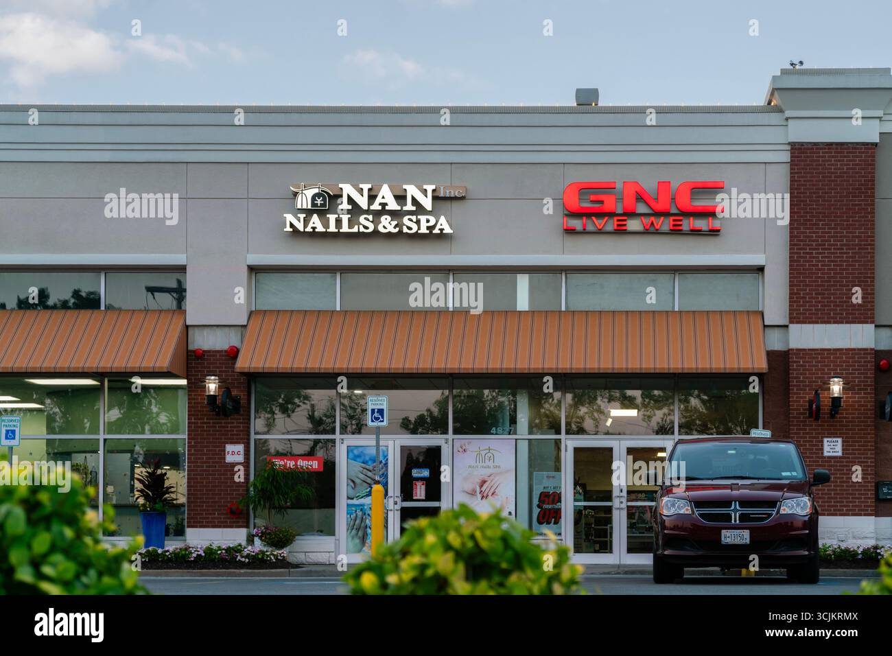 New Hartford, New York - 14 agosto 2025: Vista ravvicinata di GNC Live Well e Nan Nails and Spa Inc Foto Stock