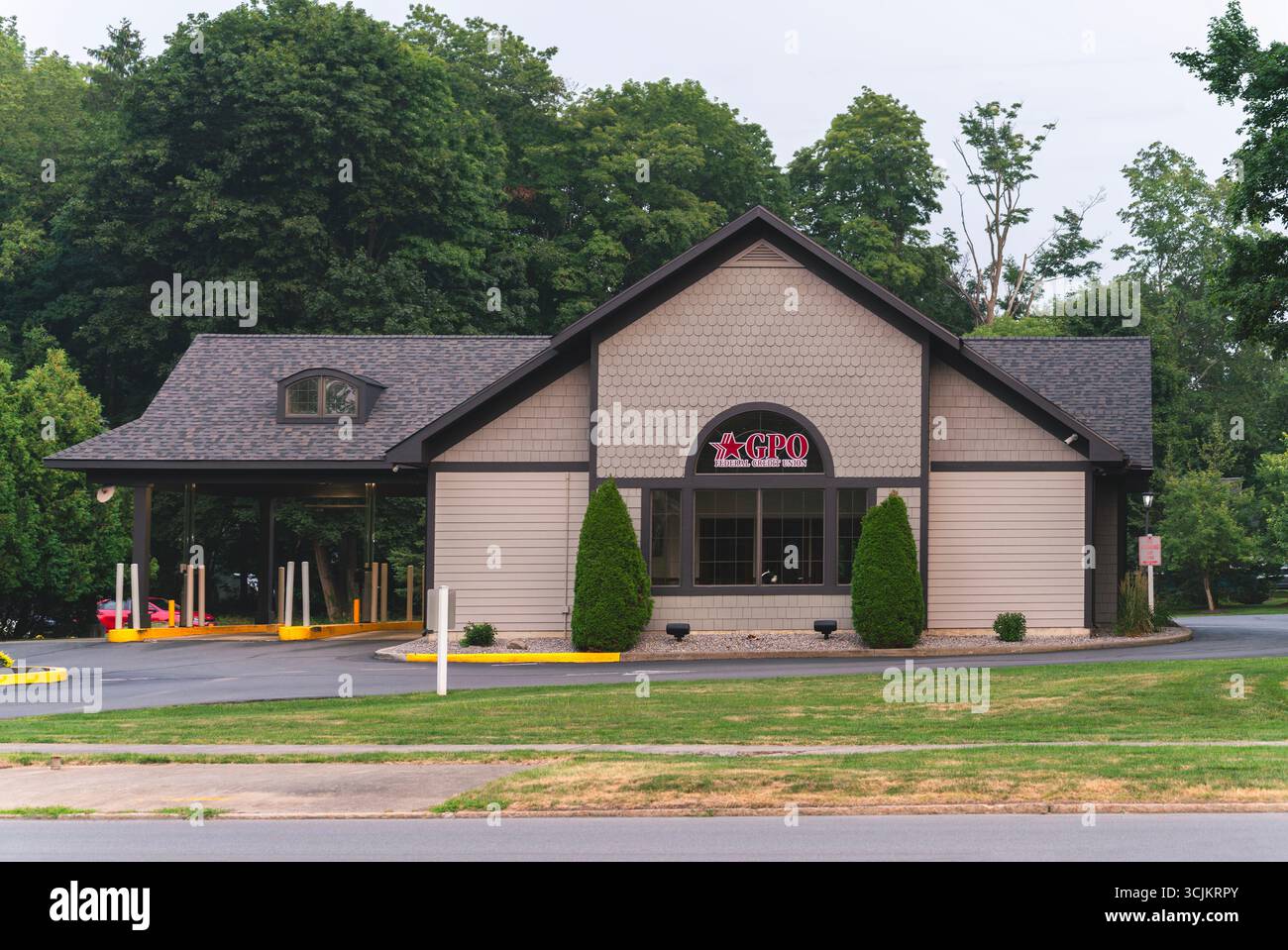 Utica, NY - 4 agosto 2025: Wide View of GPO Federal Credit Union, è una cooperativa finanziaria senza scopo di lucro con sede a Central New York, ser Foto Stock