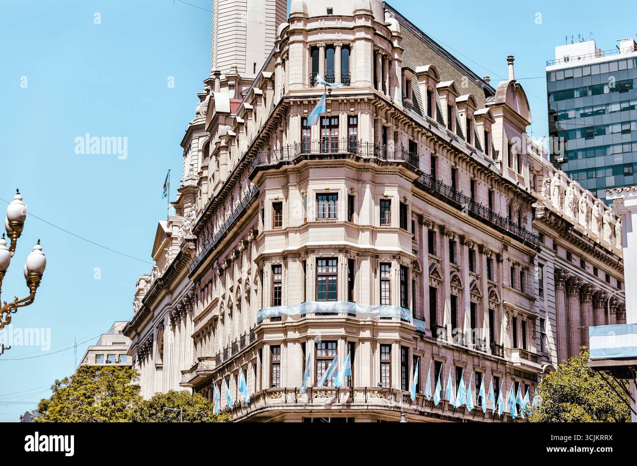 Buenos Aires, Argentina - 22 dicembre 2022: L'architettura decorata di influenza francese del XIX secolo è in linea con il vivace corridoio dello shopping di Calle Defensa Foto Stock