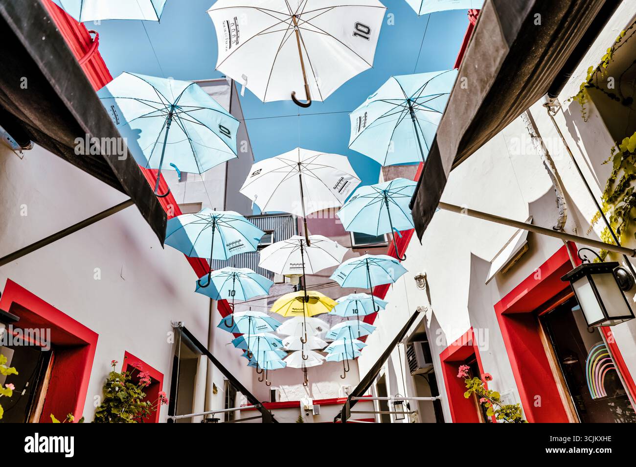 Buenos Aires, Argentina - 21 dicembre 2022: I vibranti ombrelli sospesi sopra uno stretto vicolo pedonale creano un'installazione colorata a baldacchino Foto Stock
