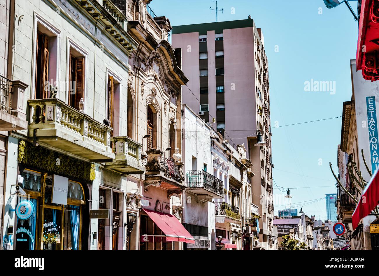 Buenos Aires, Argentina - 22 dicembre 2022: L'architettura decorata di influenza francese del XIX secolo è in linea con il vivace corridoio dello shopping di Calle Defensa Foto Stock
