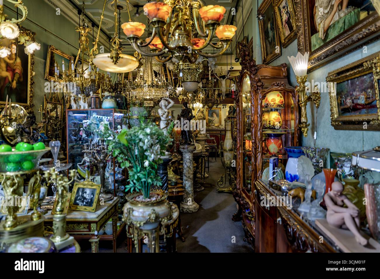 Buenos Aires, Argentina - 22 dicembre 2022: Vetrine, colorati edifici in metallo ondulato, murales e venditori ambulanti riempiono il quartiere di Caminito Foto Stock