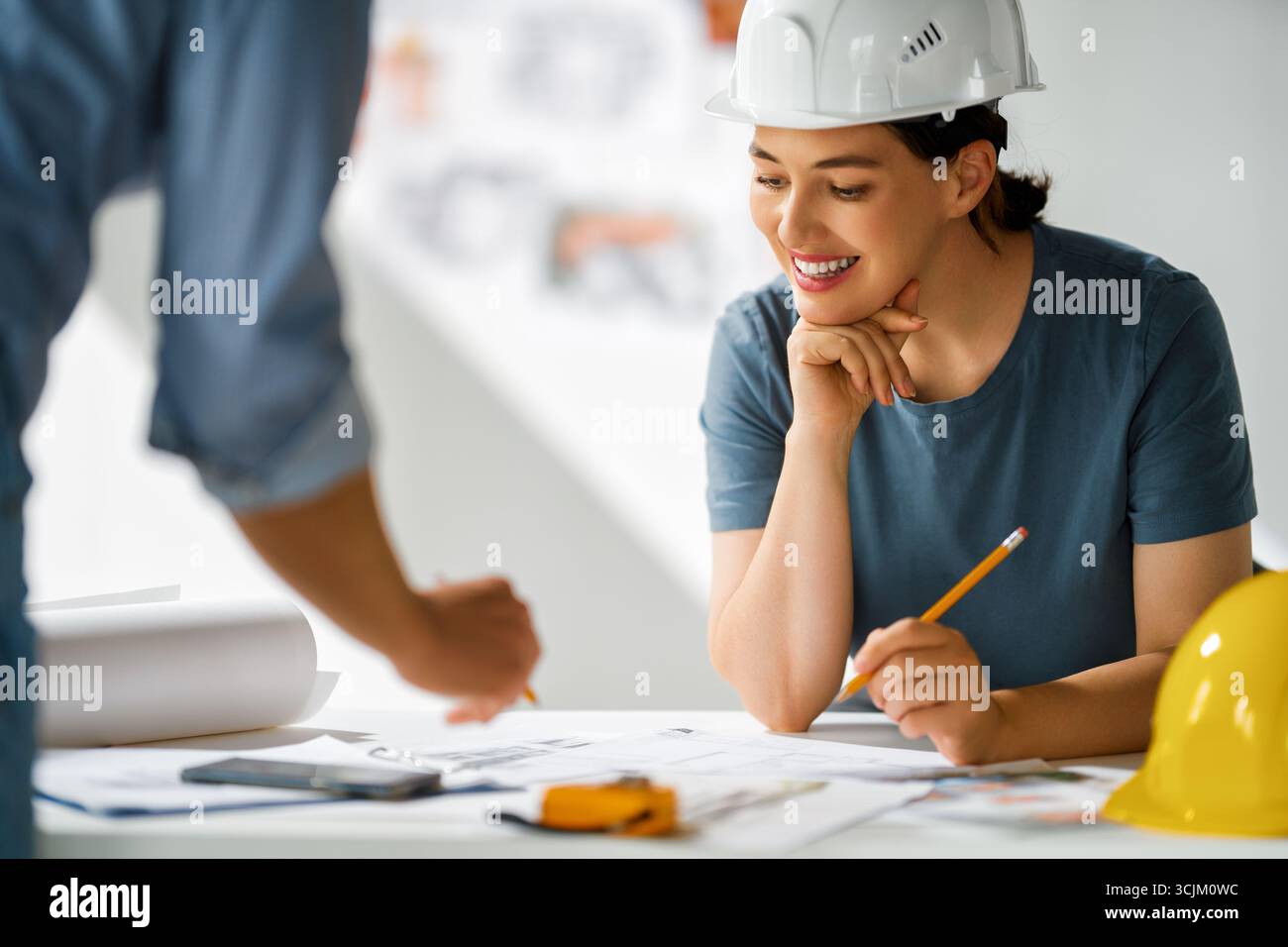 Team di architetti che lavorano alla progettazione dei progetti in cantiere. Foto Stock