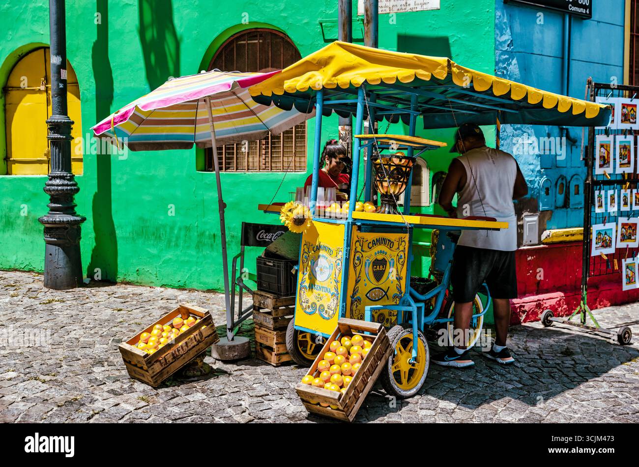 Buenos Aires, Argentina - 22 dicembre 2022: Vetrine, colorati edifici in metallo ondulato, murales e venditori ambulanti riempiono il quartiere di Caminito Foto Stock