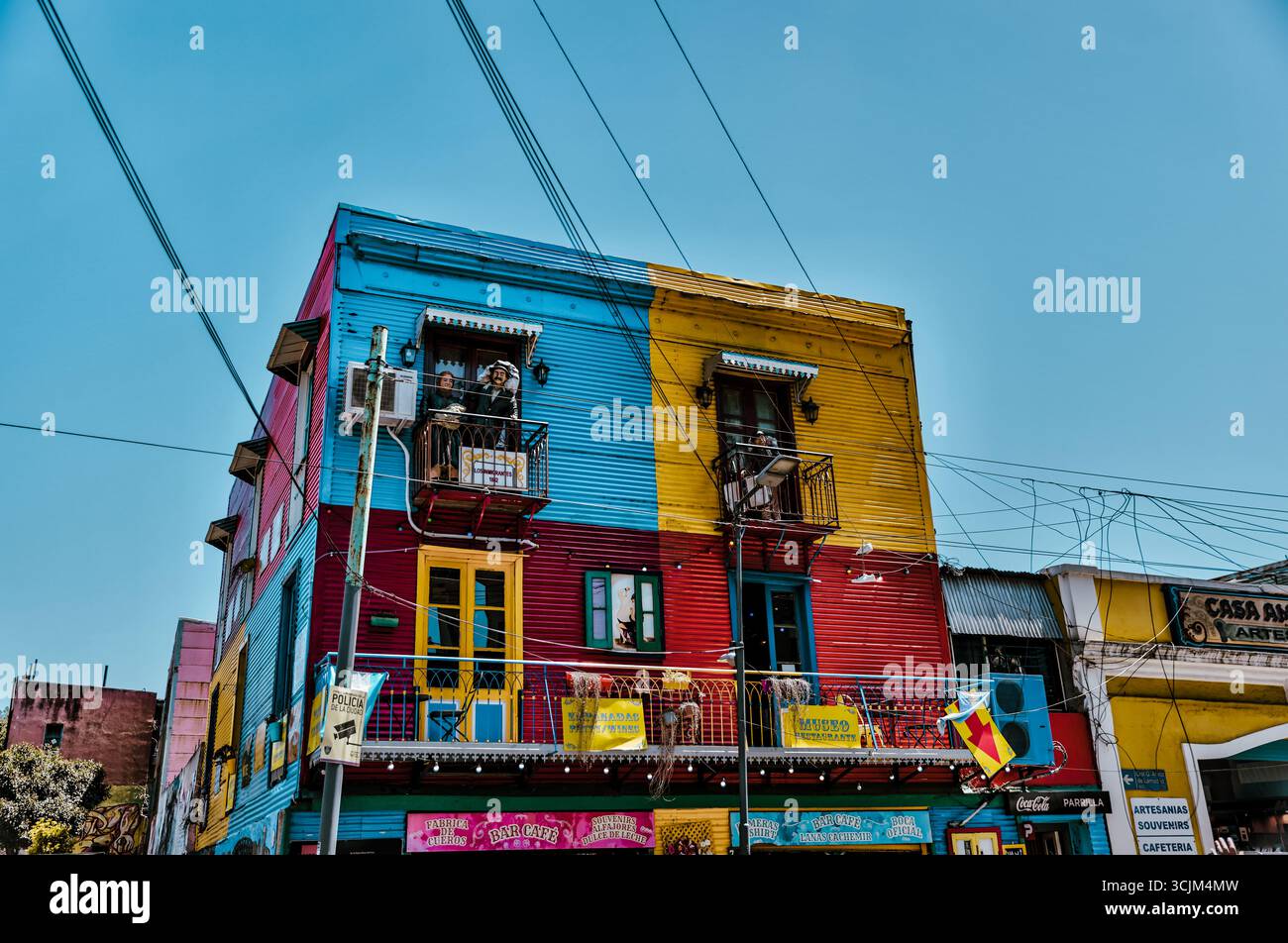 Buenos Aires, Argentina - 22 dicembre 2022: Vetrine, colorati edifici in metallo ondulato, murales e venditori ambulanti riempiono il quartiere di Caminito Foto Stock
