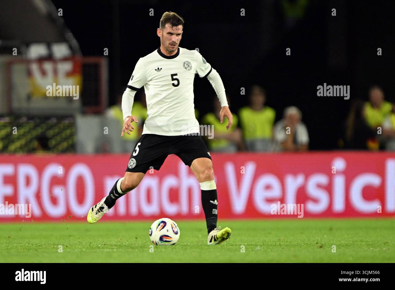 Colonia, Germania. 7 settembre 2025. Calcio: Qualificazione ai Mondiali Europa, Germania - Irlanda del Nord, fase a gruppi, gruppo A, Matchday 2, RheinEnergieStadion, Pascal Groß (Germania) gioca la palla. Crediti: Federico Gambarini/dpa/Alamy Live News Foto Stock