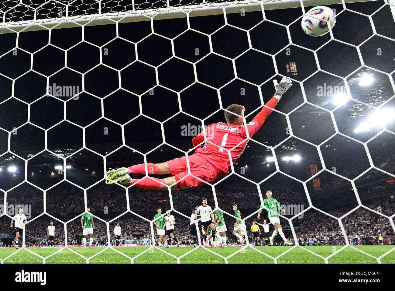 Colonia, Germania. 7 settembre 2025. Calcio: Qualificazione ai Mondiali Europa, Germania - Irlanda del Nord, fase a gruppi, gruppo A, Matchday 2, RheinEnergieStadion. Il portiere Bailey Peacock-Farrell (Irlanda del Nord) non può impedire il gol per arrivare 3:1. Crediti: Federico Gambarini/dpa/Alamy Live News Foto Stock
