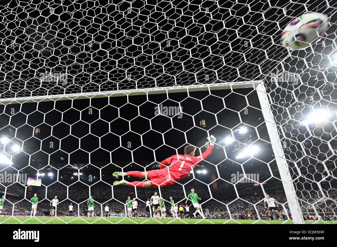 Colonia, Germania. 7 settembre 2025. Calcio: Qualificazione ai Mondiali Europa, Germania - Irlanda del Nord, fase a gruppi, gruppo A, Matchday 2, RheinEnergieStadion. Il portiere Bailey Peacock-Farrell (Irlanda del Nord) non può impedire il gol per arrivare 3:1. Crediti: Federico Gambarini/dpa/Alamy Live News Foto Stock