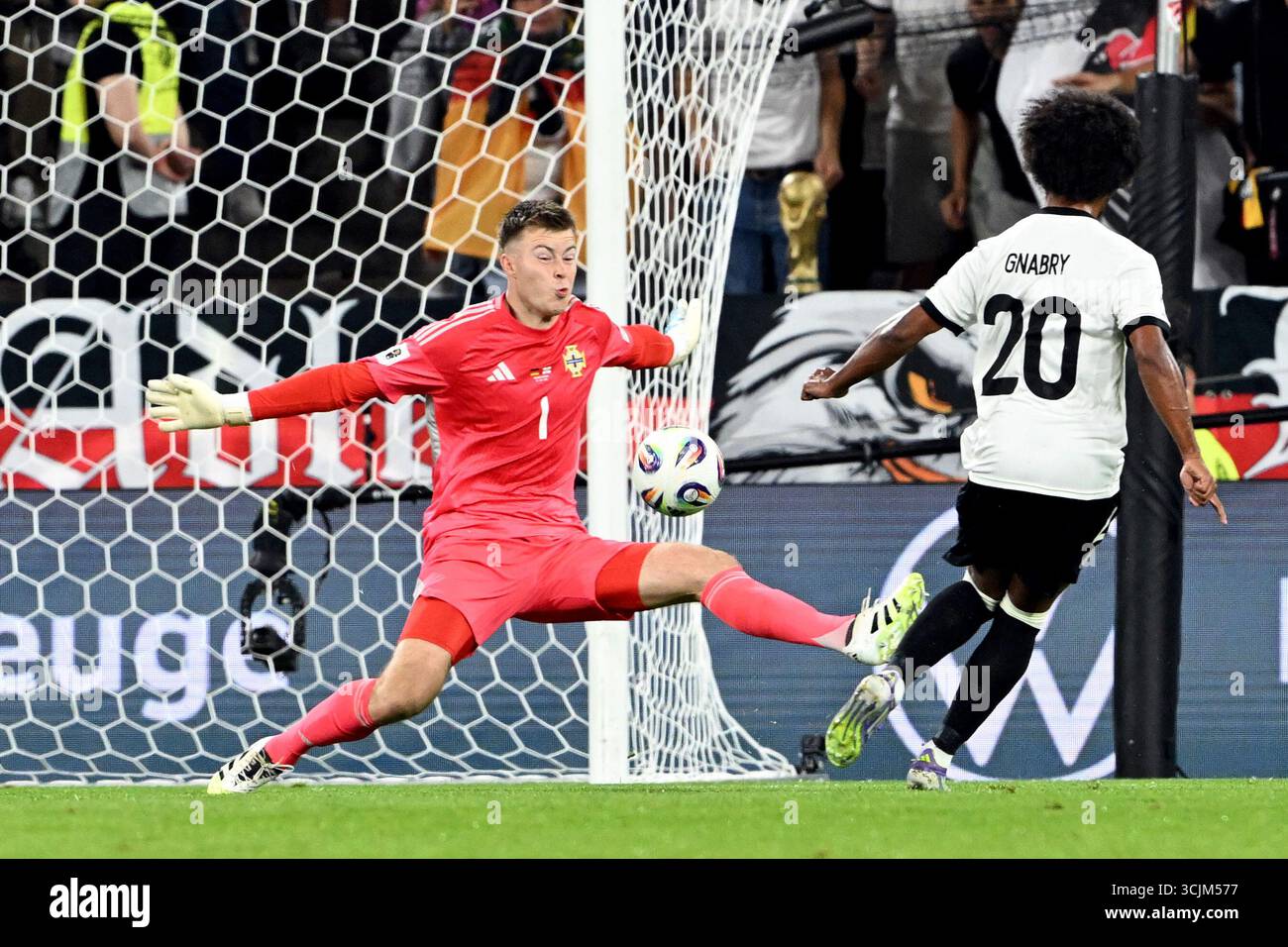 Colonia, Germania. 7 settembre 2025. Calcio: Qualificazione ai Mondiali Europa, Germania - Irlanda del Nord, fase a gironi, gruppo A, giorno 2, RheinEnergieStadion, Serge Gnabry (Germania) segna il gol per farne 1-0, il portiere Bailey Peacock-Farrell (Irlanda del Nord) non può intervenire. Crediti: Federico Gambarini/dpa/Alamy Live News Foto Stock