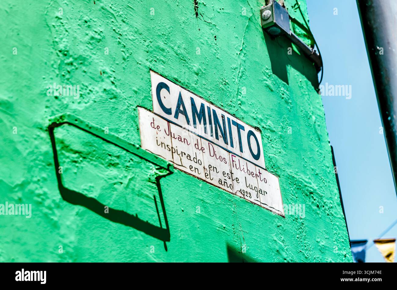Buenos Aires, Argentina - 22 dicembre 2022: Vetrine, colorati edifici in metallo ondulato, murales e venditori ambulanti riempiono il quartiere di Caminito Foto Stock