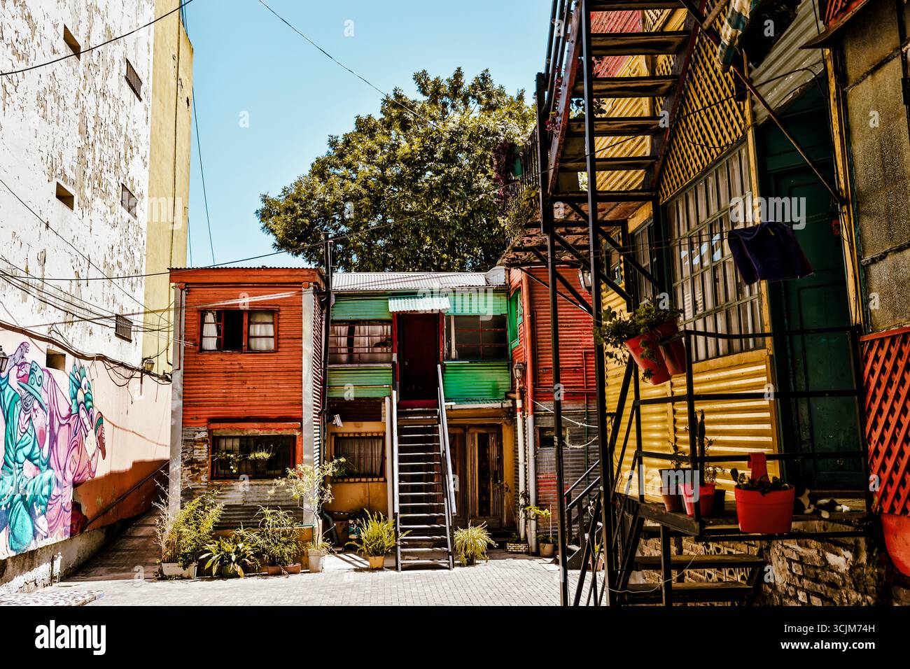 Buenos Aires, Argentina - 22 dicembre 2022: Vetrine, colorati edifici in metallo ondulato, murales e venditori ambulanti riempiono il quartiere di Caminito Foto Stock