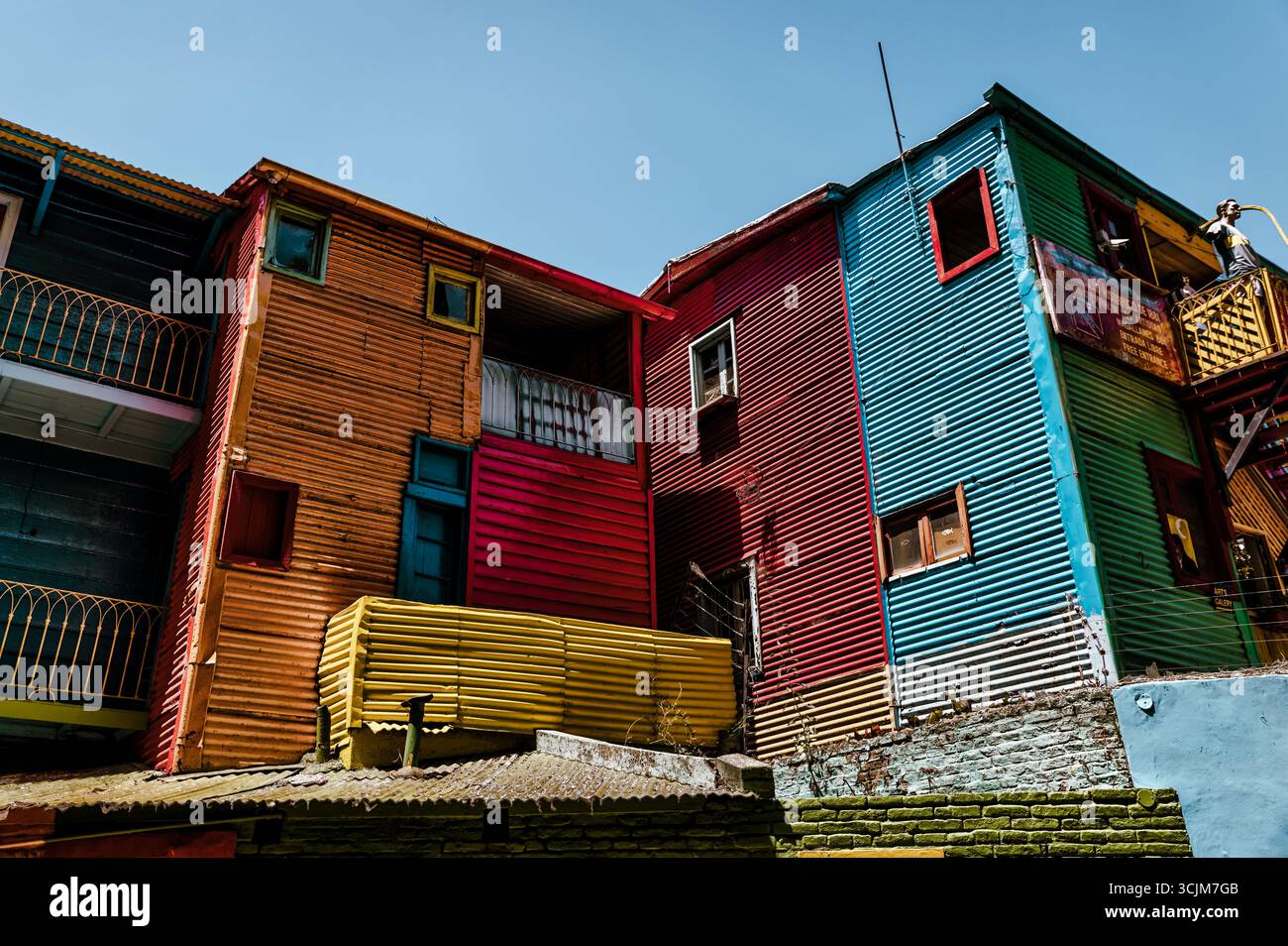 Buenos Aires, Argentina - 22 dicembre 2022: Vetrine, colorati edifici in metallo ondulato, murales e venditori ambulanti riempiono il quartiere di Caminito Foto Stock