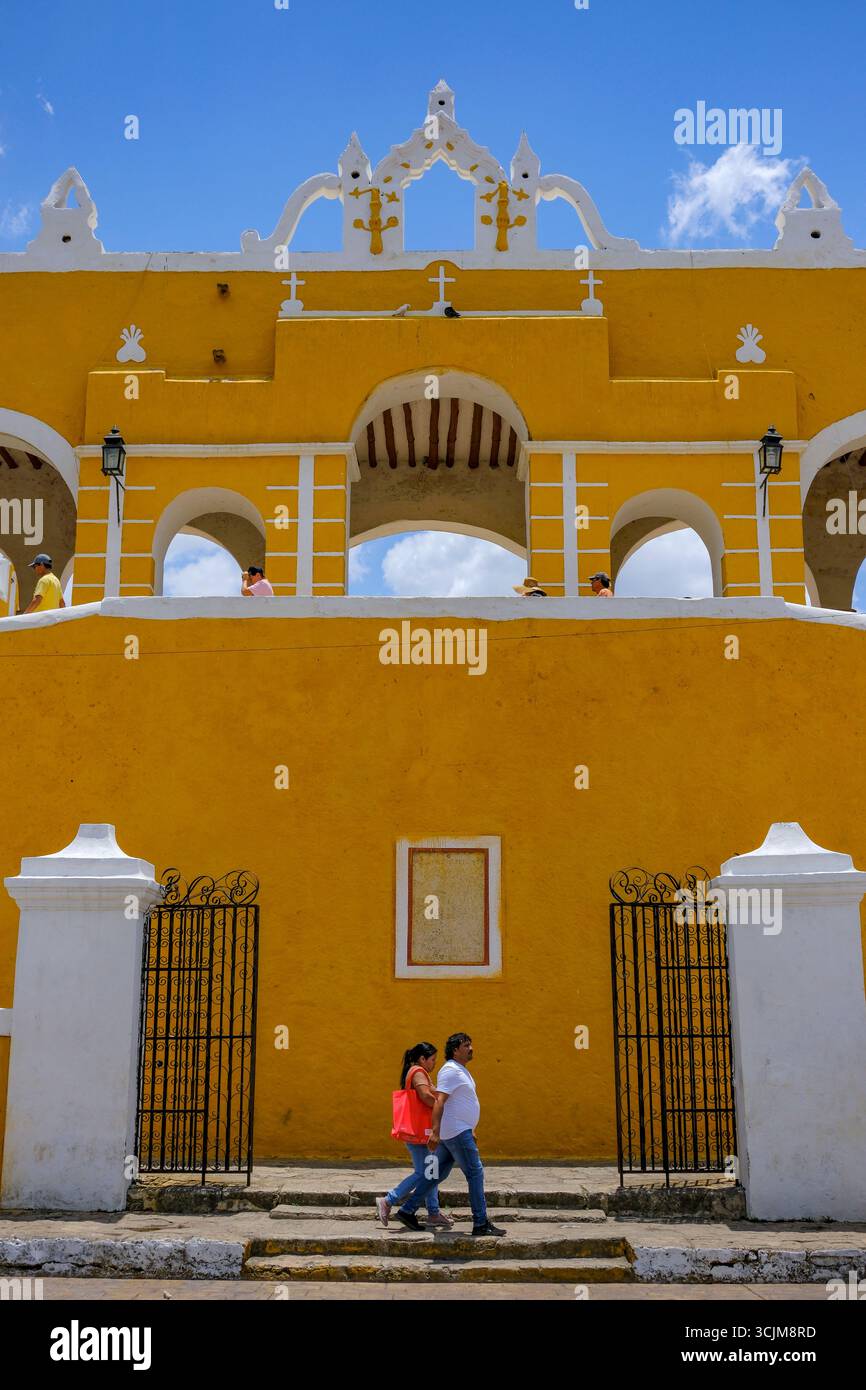 Izamal, Messico - 23 aprile 2025: Ex convento di San Antonio de Padova a Izamal, Yucatan, Messico. Foto Stock
