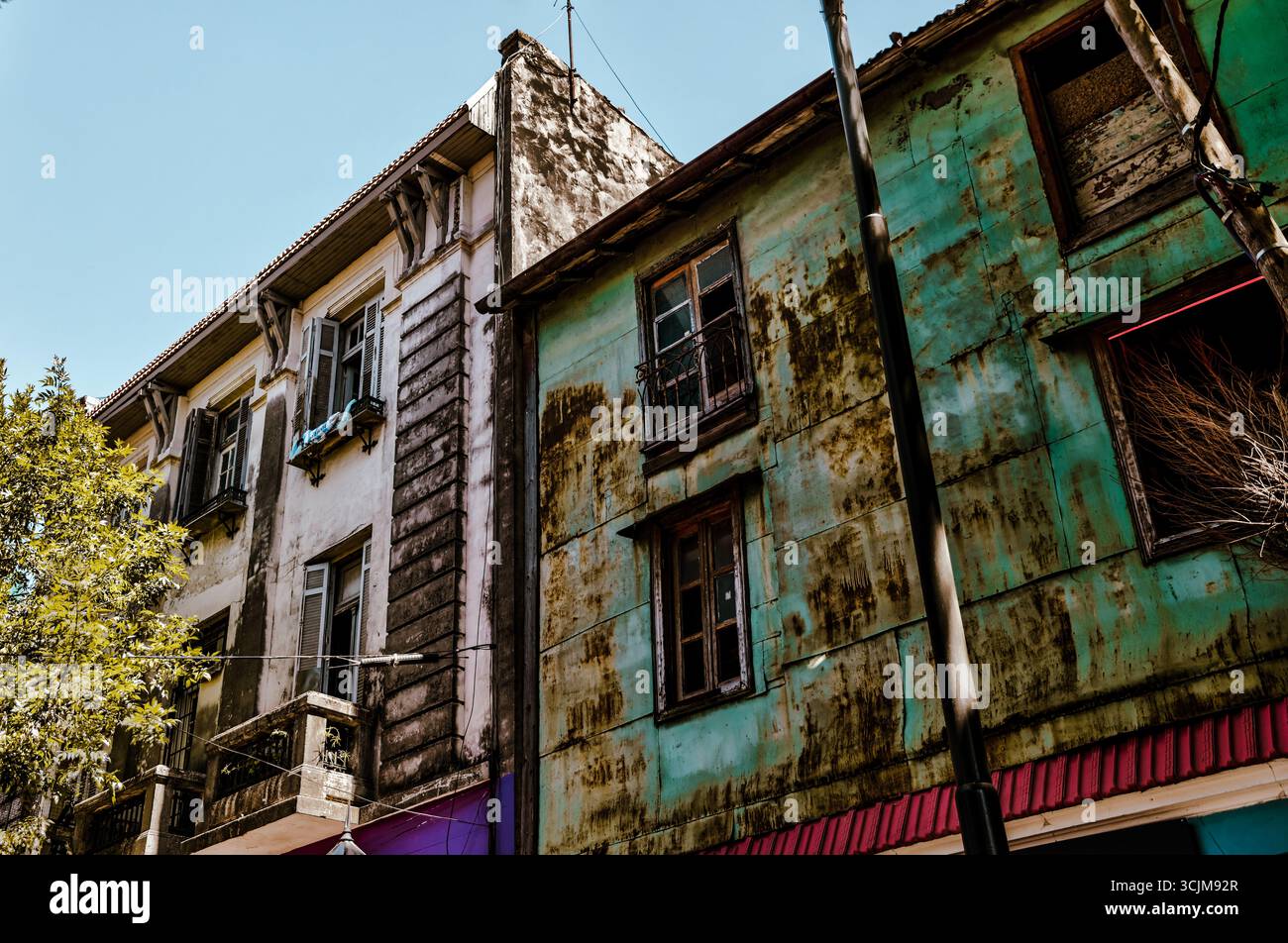 Buenos Aires, Argentina - 22 dicembre 2022: Vetrine, colorati edifici in metallo ondulato, murales e venditori ambulanti riempiono il quartiere di Caminito Foto Stock