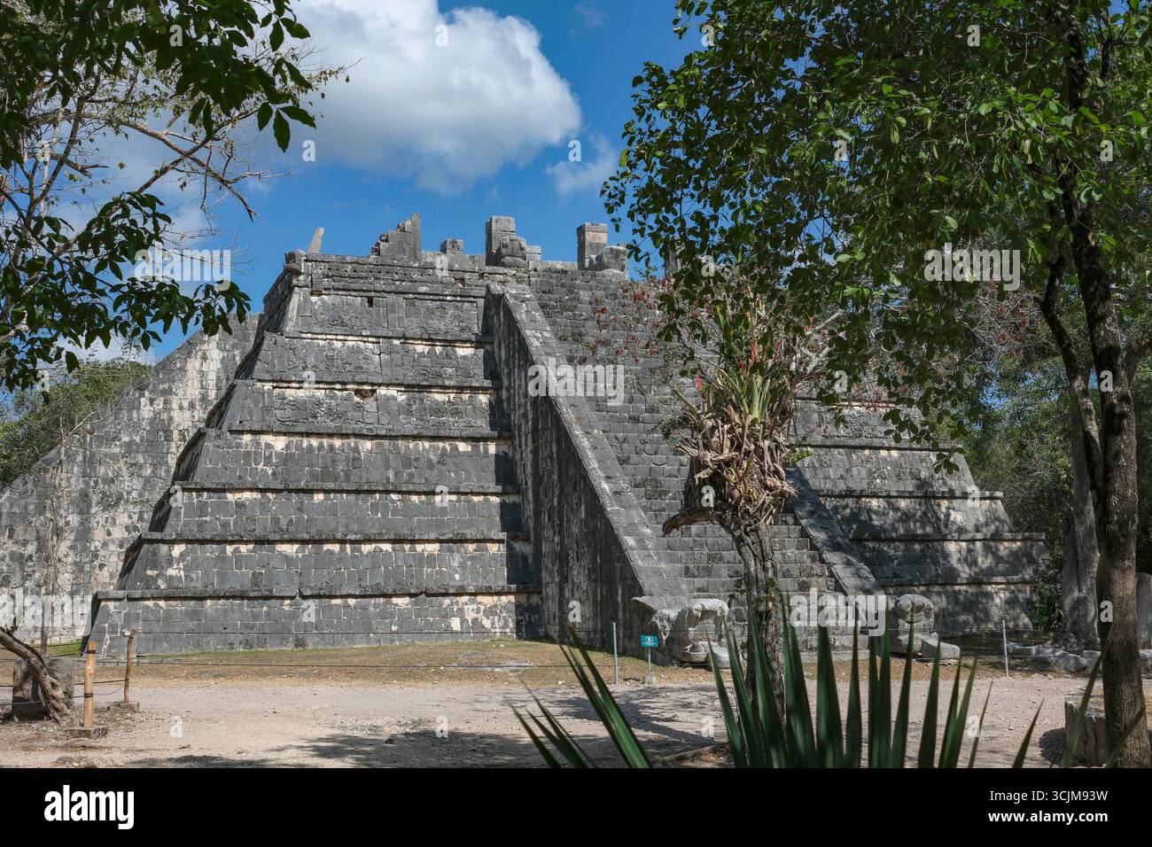 Piste, Messico - 28 aprile 2025: La piramide di Osario, Chichén Itzá, è stata una città Maya preispanica situata nella penisola dello Yucatan in Messico. Foto Stock