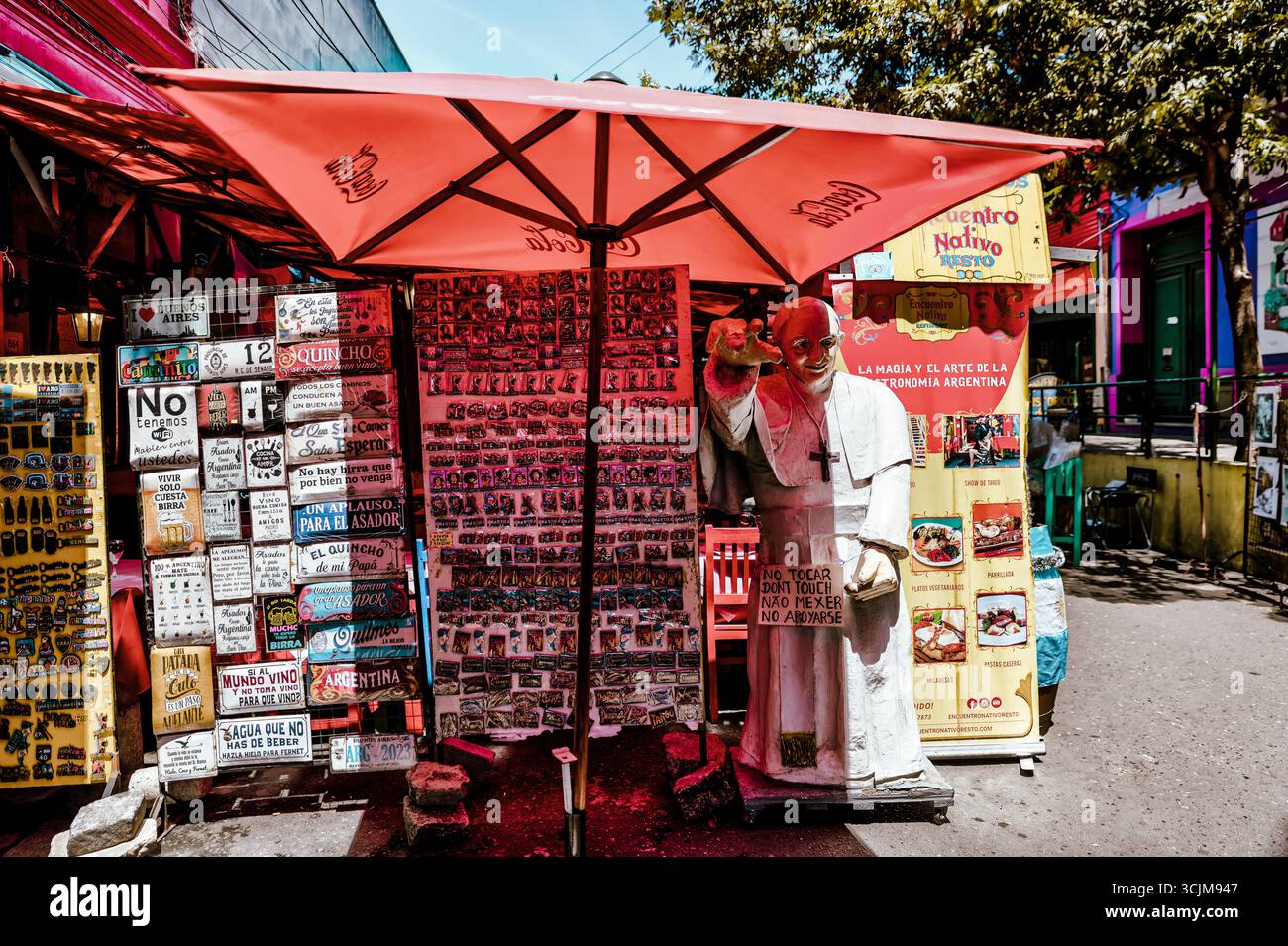 Buenos Aires, Argentina - 22 dicembre 2022: Vetrine, colorati edifici in metallo ondulato, murales e venditori ambulanti riempiono il quartiere di Caminito Foto Stock