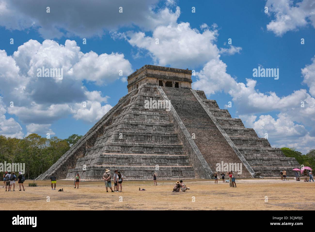 Piste, Messico - 28 aprile 2025: Tempio di Kukulkan, Chichen Itza era una città Maya preispanica situata nella penisola dello Yucatan in Messico. Foto Stock