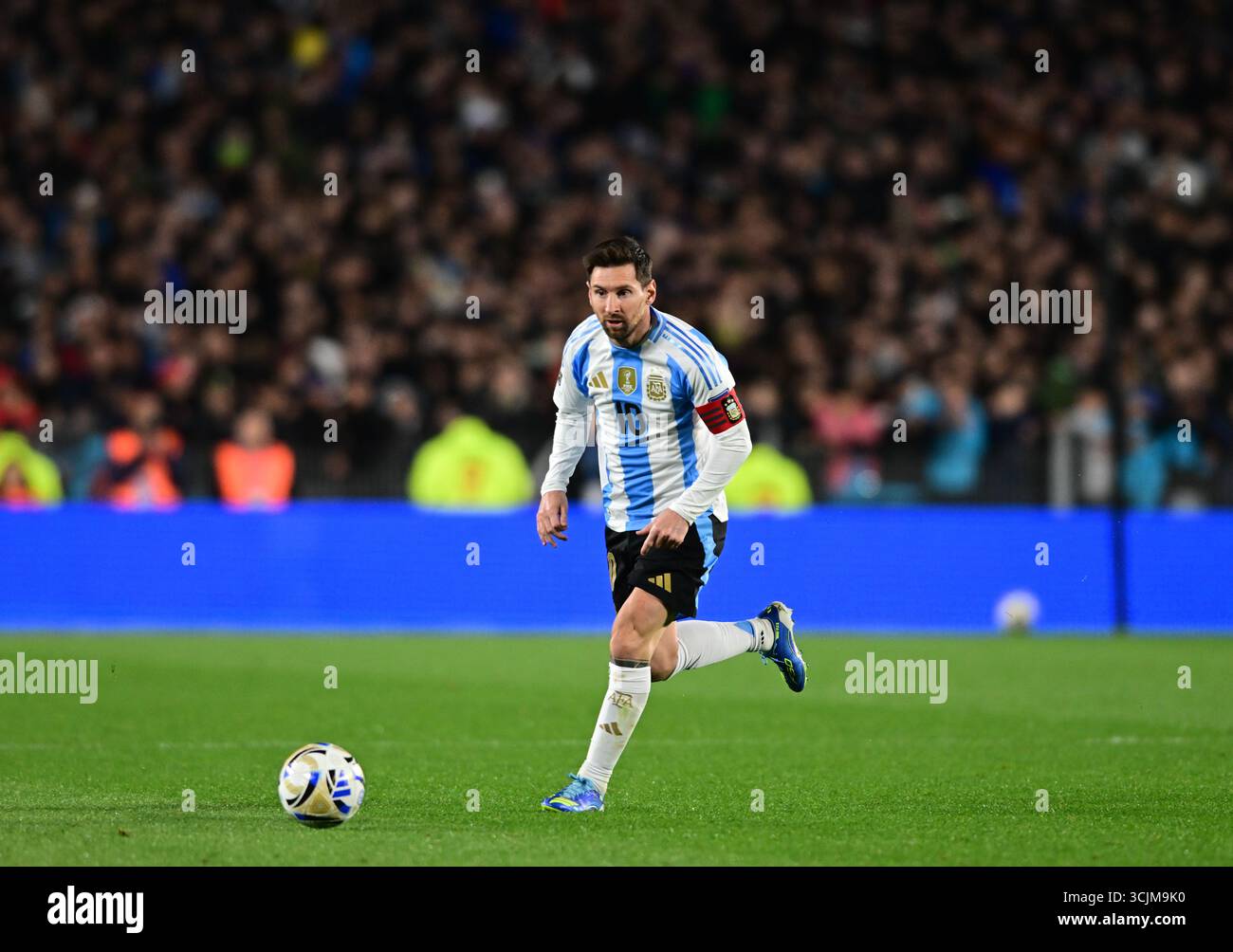 Buenos Aires, Argentina - 4 settembre: Lionel messi dell'Argentina corre con la palla durante una partita di qualificazione ai Mondiali di calcio 2026 tra Argentina e Foto Stock