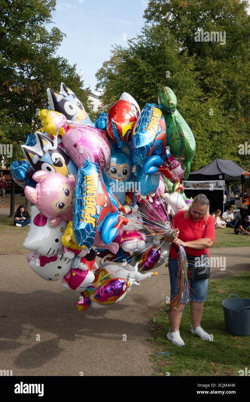 Venditore di palloncini al Leamington Spa Food and drink Festival, Regno Unito Foto Stock