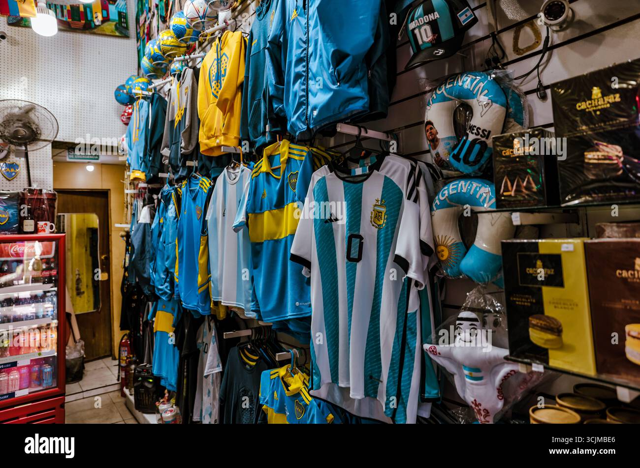 Buenos Aires, Argentina - 22 dicembre 2022: Vetrine, colorati edifici in metallo ondulato, murales e venditori ambulanti riempiono il quartiere di Caminito Foto Stock