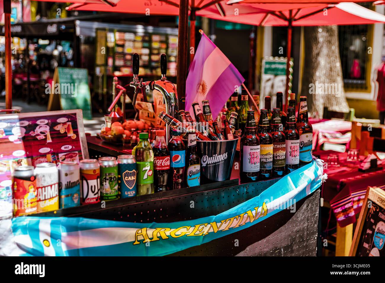 Buenos Aires, Argentina - 22 dicembre 2022: Vetrine, colorati edifici in metallo ondulato, murales e venditori ambulanti riempiono il quartiere di Caminito Foto Stock
