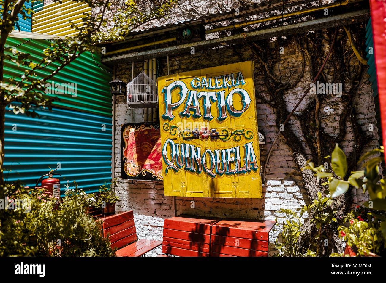 Buenos Aires, Argentina - 22 dicembre 2022: Vetrine, colorati edifici in metallo ondulato, murales e venditori ambulanti riempiono il quartiere di Caminito Foto Stock