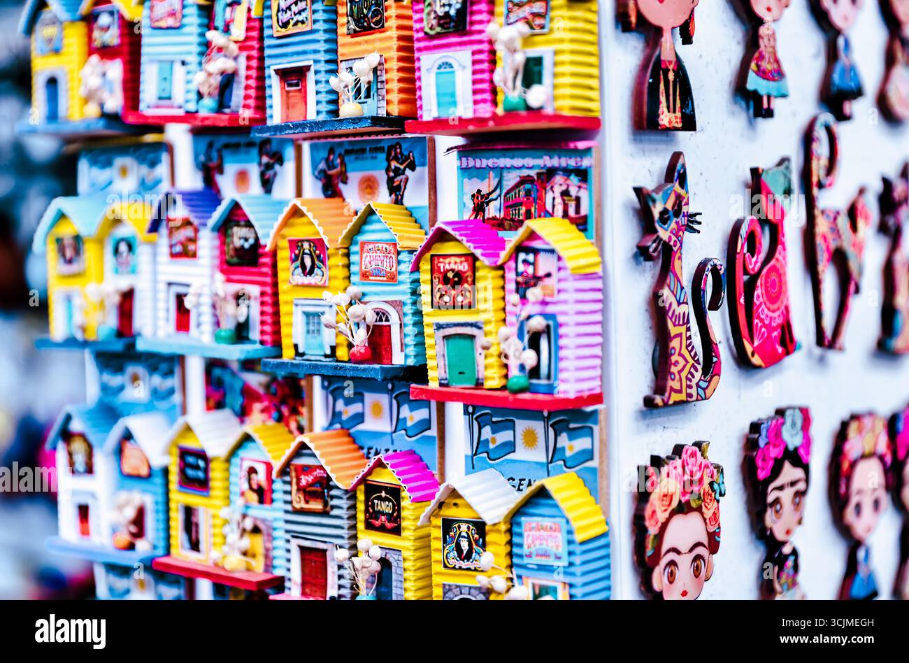 Buenos Aires, Argentina - 22 dicembre 2022: Vetrine, colorati edifici in metallo ondulato, murales e venditori ambulanti riempiono il quartiere di Caminito Foto Stock