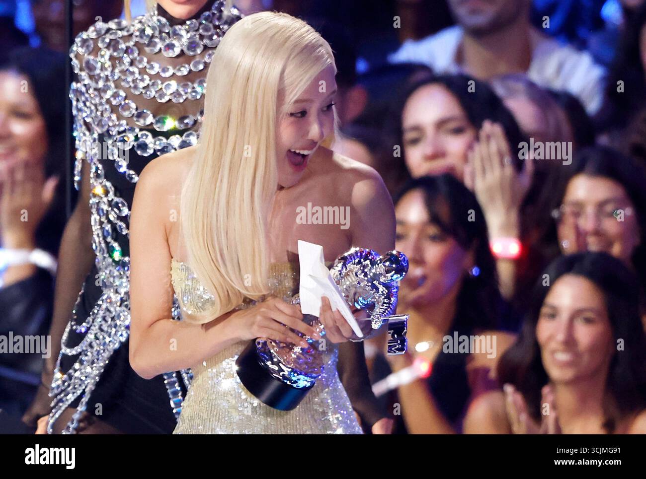 Elmont, Stati Uniti. 7 settembre 2025. Rosé accetta il premio come "canzone dell'anno" agli MTV Video Music Awards 2025 "VMA's" alla UBS Arena di Elmont, New York domenica 7 settembre 2025. Foto di John Angelillo/UPI credito: UPI/Alamy Live News Foto Stock