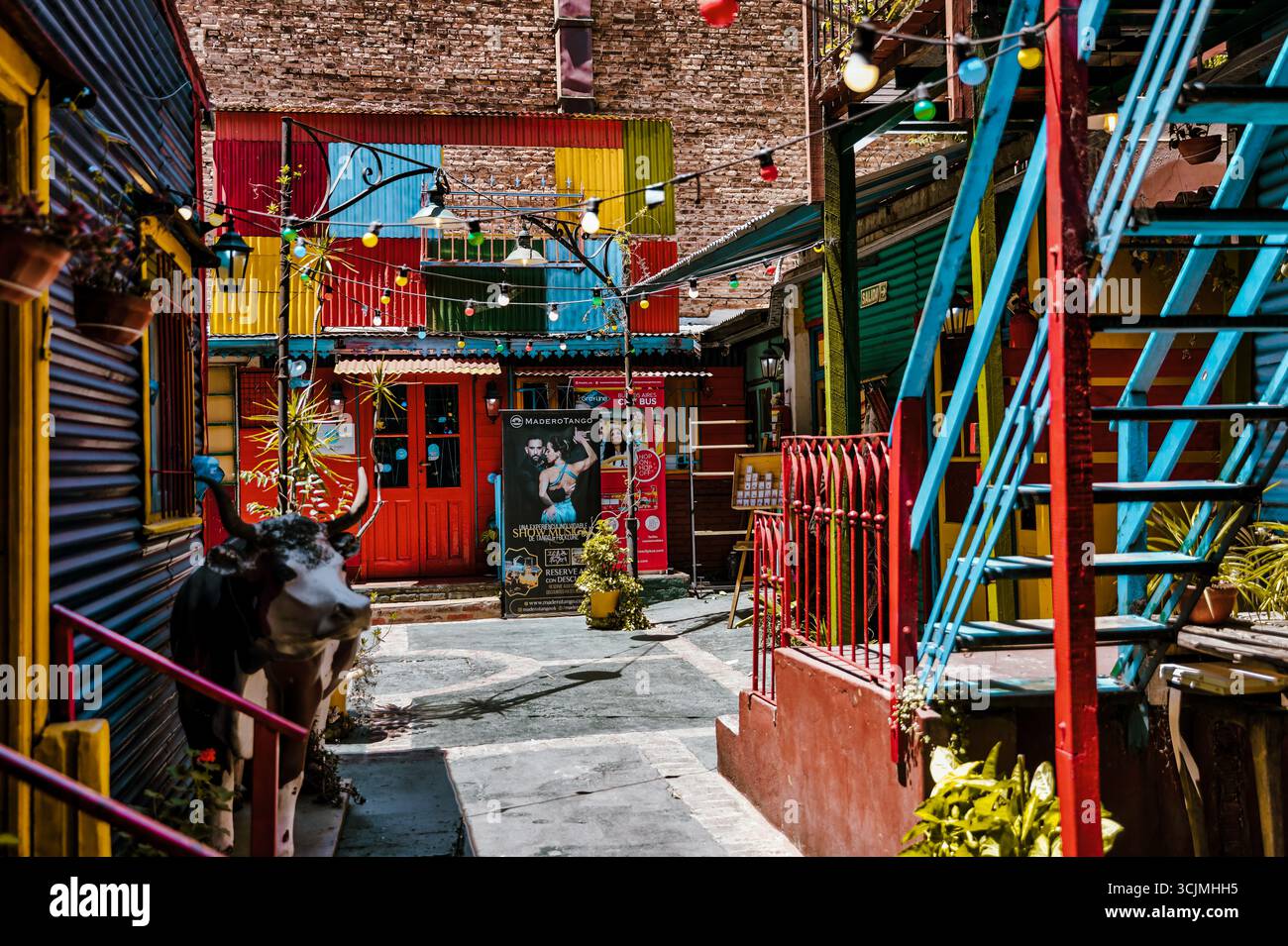 Buenos Aires, Argentina - 22 dicembre 2022: Vetrine, colorati edifici in metallo ondulato, murales e venditori ambulanti riempiono il quartiere di Caminito Foto Stock