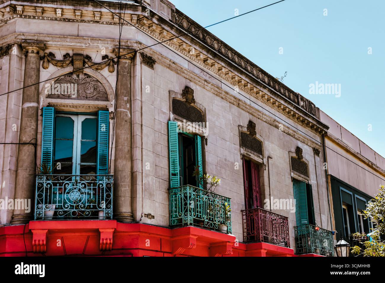 Buenos Aires, Argentina - 22 dicembre 2022: Vetrine, colorati edifici in metallo ondulato, murales e venditori ambulanti riempiono il quartiere di Caminito Foto Stock