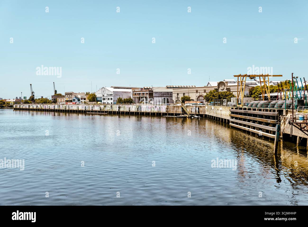 Buenos Aires, Argentina - 22 dicembre 2022: Vetrine, colorati edifici in metallo ondulato, murales e venditori ambulanti riempiono il quartiere di Caminito Foto Stock