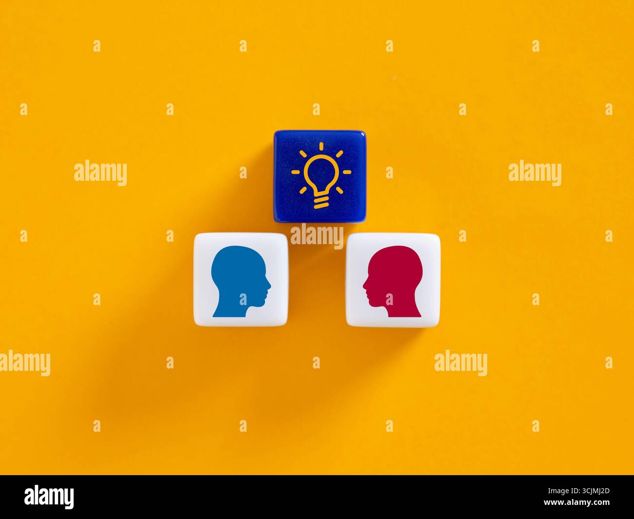 Condivisione di idee innovative, lavoro di squadra e brainstorming per nuove strategie di business con una lampadina e teste umane su blocchi colorati Foto Stock