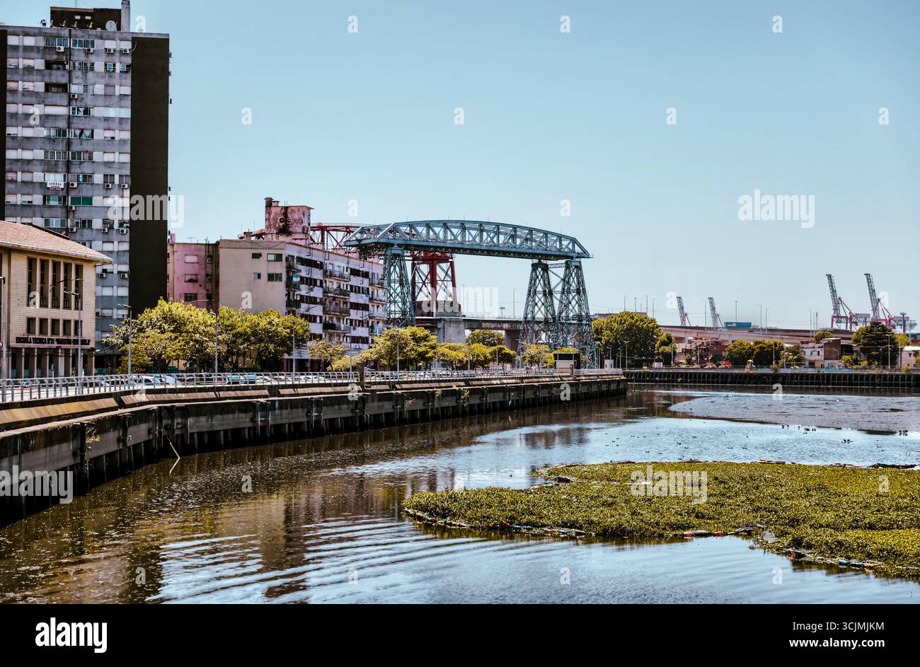 Buenos Aires, Argentina - 21 dicembre 2022: Strutture industriali ricoperte di graffiti e pilastri di cemento dominano il paesaggio urbano. Foto Stock
