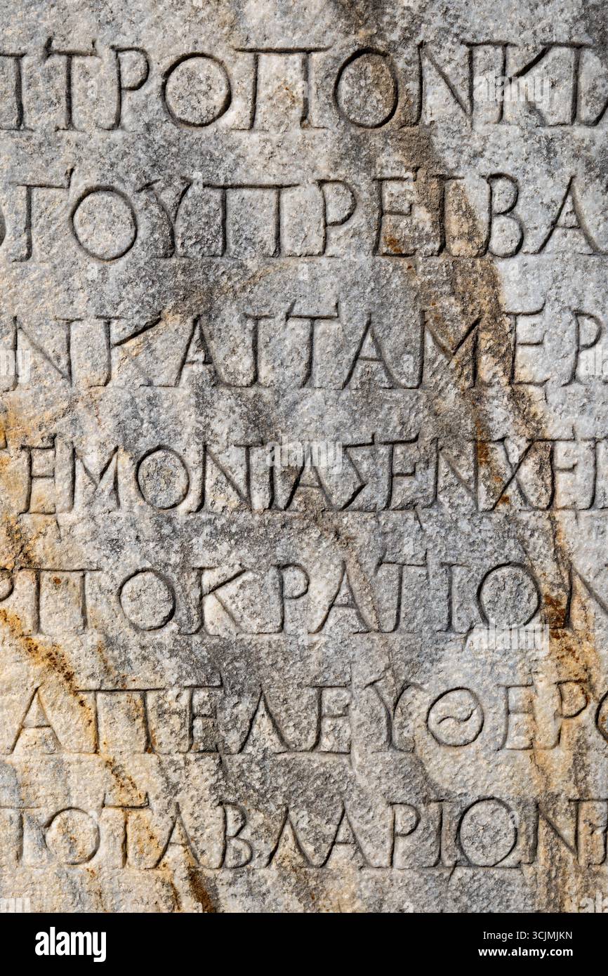 Antiche iscrizioni su pietra in rovina archeologica a Efeso, Turchia - design, sfondo, texture, uso creativo Foto Stock