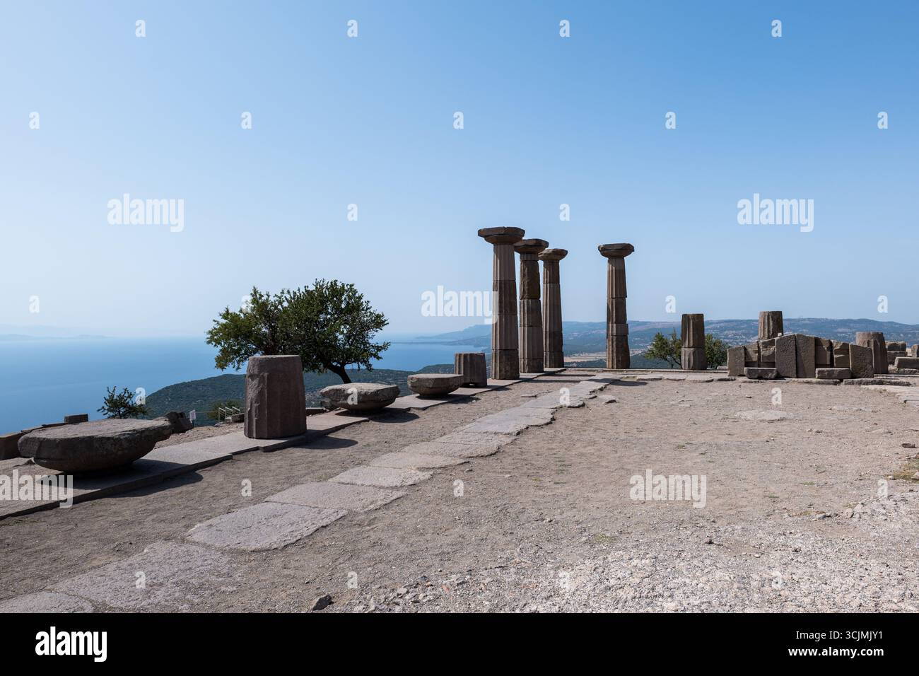 Teatro Assos, antico sito archeologico greco situato in Turchia, affacciato sul Mar Egeo. Assos è famosa per l'Accademia di Assos, dove Ari Foto Stock