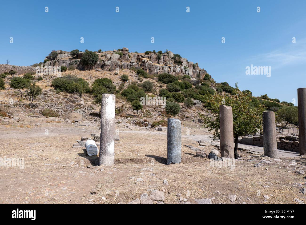 Teatro Assos, antico sito archeologico greco situato in Turchia, affacciato sul Mar Egeo. Assos è famosa per l'Accademia di Assos, dove Ari Foto Stock