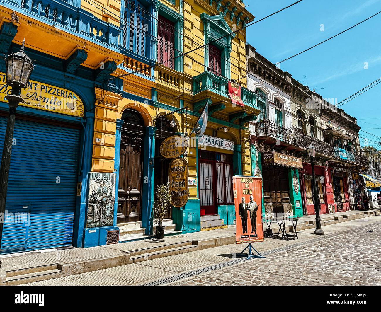 Buenos Aires, Argentina - 22 dicembre 2022: Vetrine, colorati edifici in metallo ondulato, murales e venditori ambulanti riempiono il quartiere di Caminito Foto Stock