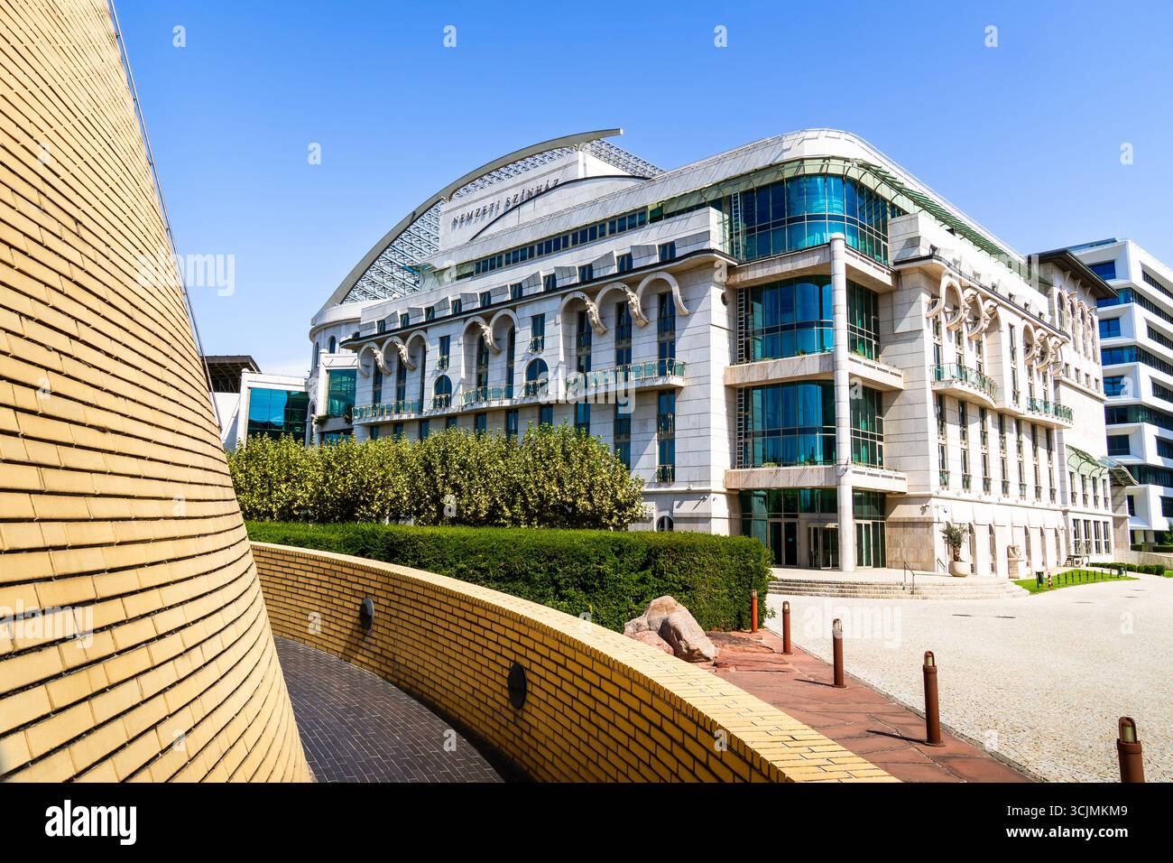 Teatro Nazionale di Budapest con elementi architettonici classici e moderni circondati da giardini paesaggistici e contesto urbano Foto Stock
