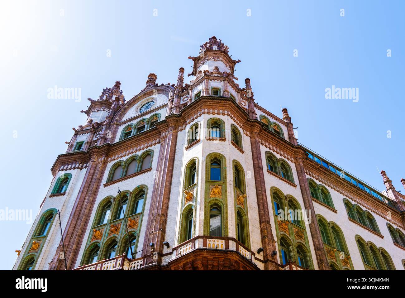 Parisi Udvar a Budapest, storico monumento architettonico con dettagli ornati e stile Art Nouveau neogotico. Foto Stock