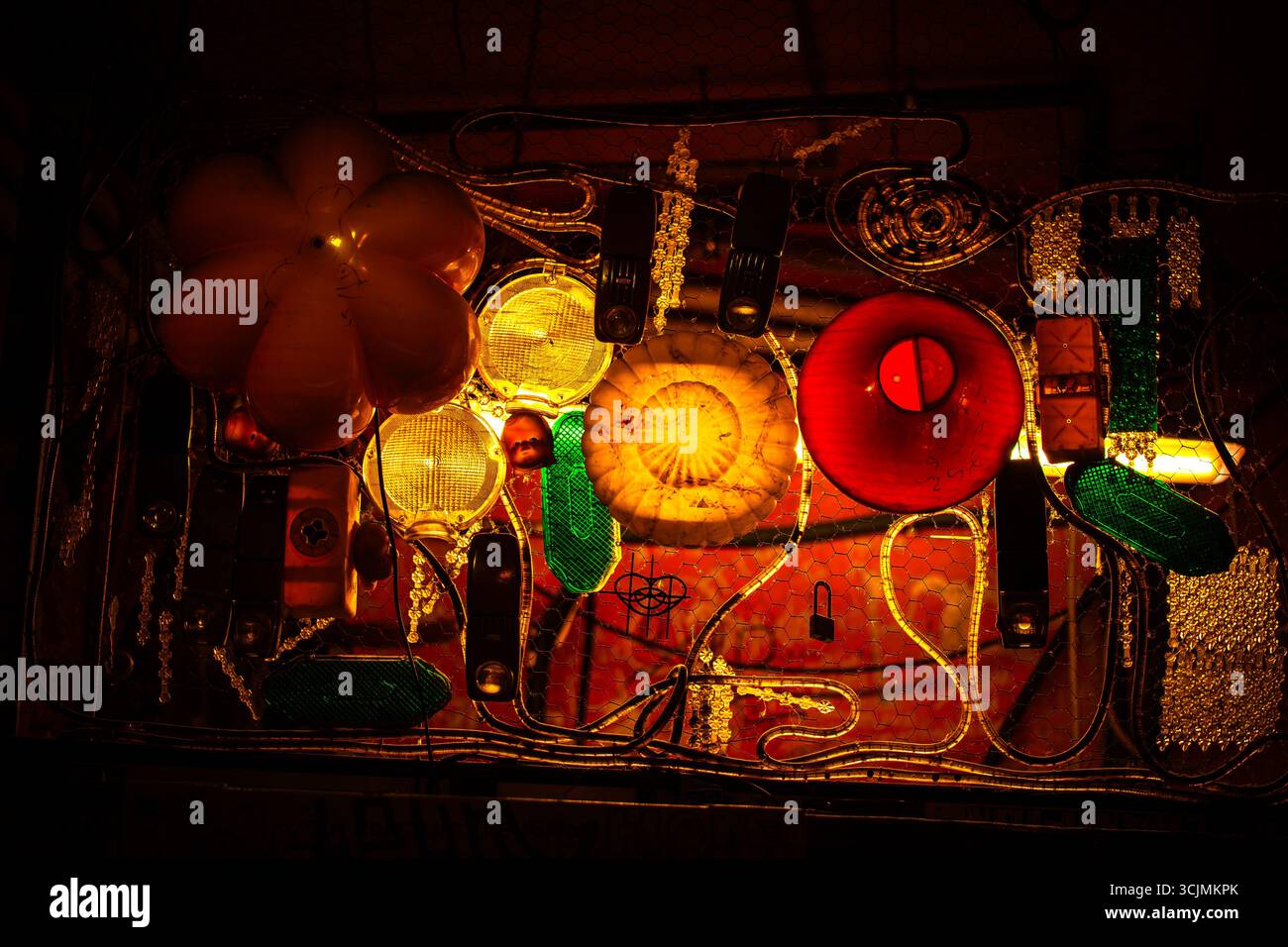 Calde lampade luminose e colorate decorazioni sospese creano una vivace atmosfera notturna negli interni del bar o del club. Foto Stock