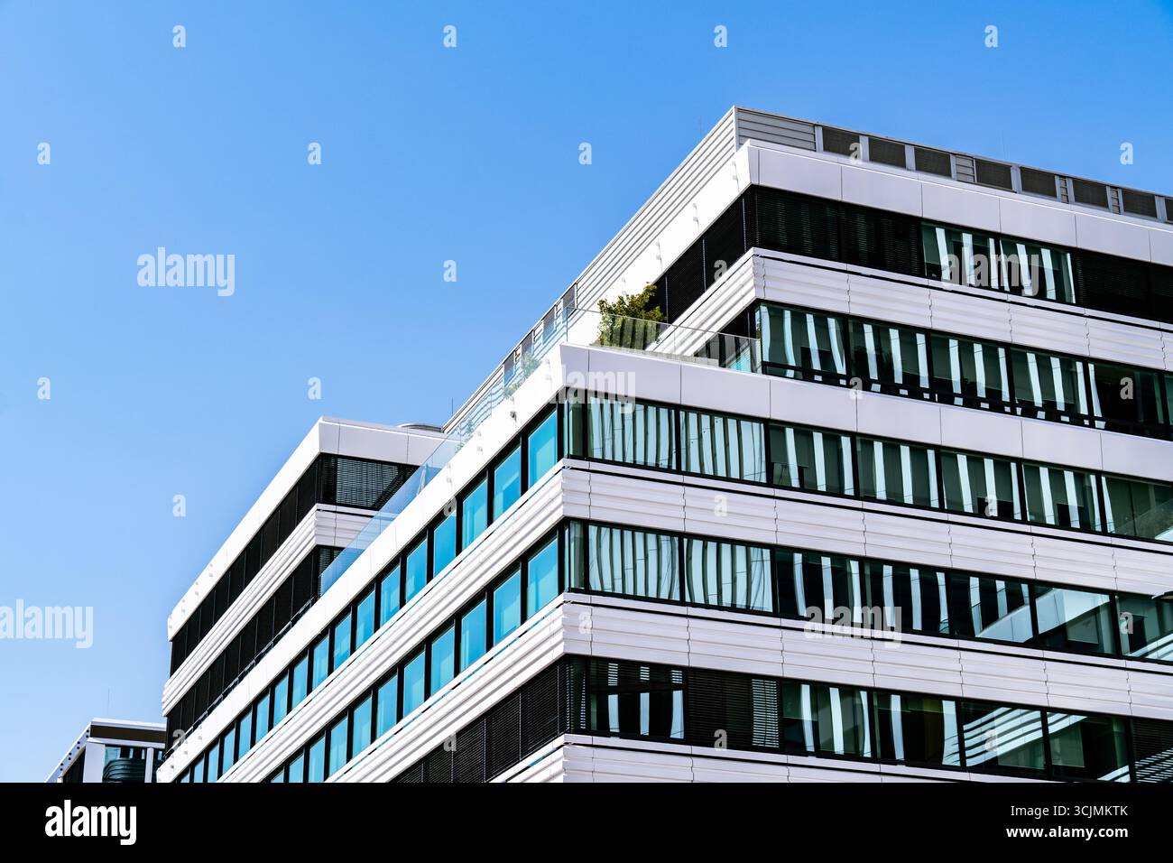 Prospettiva astratta della moderna architettura in vetro con linee chiare e cielo aperto Foto Stock
