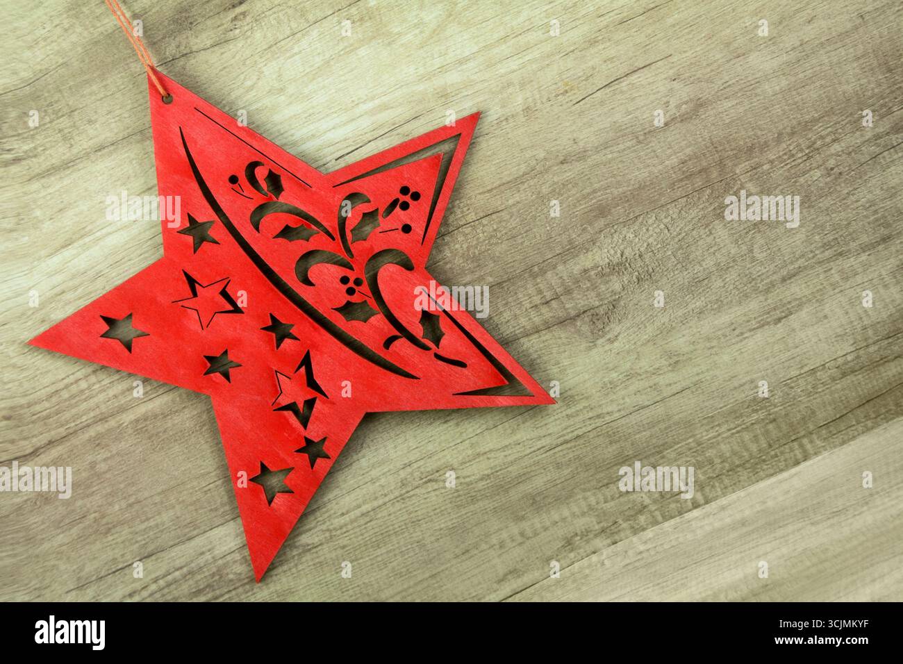 Stella di Natale rossa in legno su sfondo in legno Foto Stock