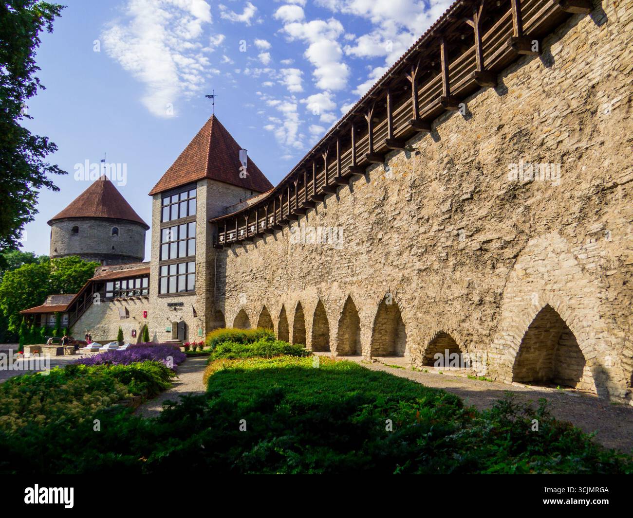 Tallinn, Estonia - 21 luglio 2022: Veduta del Museo Kiek in de Kok e dei tunnel del Bastione. Foto Stock