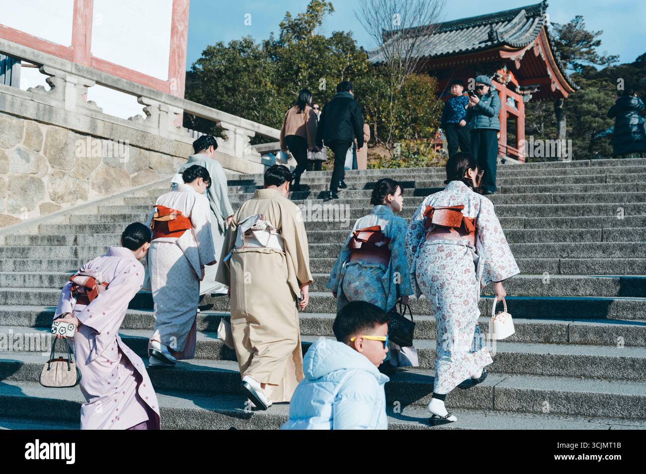 I visitatori rivestiti di kimono salgono i gradini di pietra della Kiyomizu-dera di Kyoto durante il giorno dell'età Foto Stock