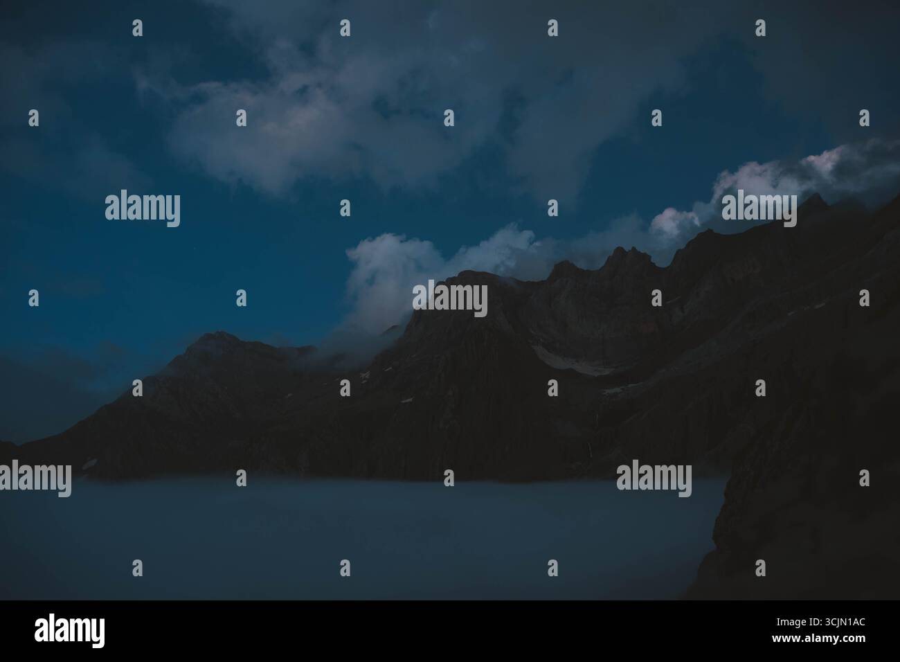 Un mare di nuvole che avvolgono il Cirque du Gavarnie Foto Stock