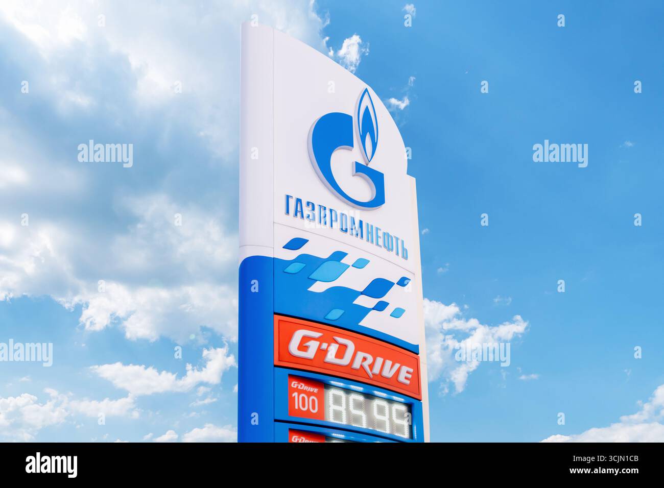 Il logo Gazpromneft sulla stele all'ingresso della stazione di servizio in lettere russe presso la stazione di servizio della rete Gazpromneft in Russia. Petrolio russo Foto Stock