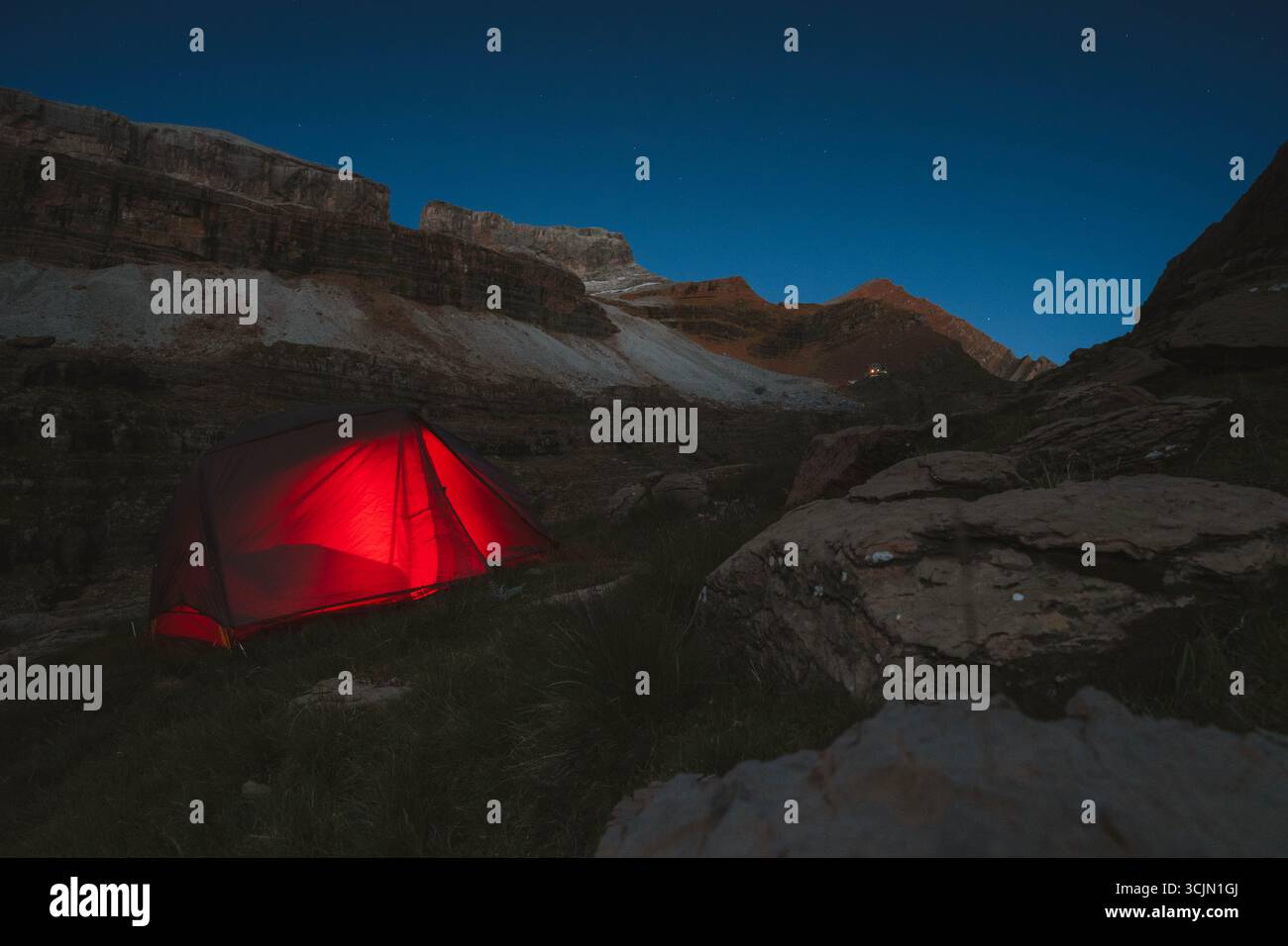 Una tenda allestita sotto il Breche de Roland Foto Stock