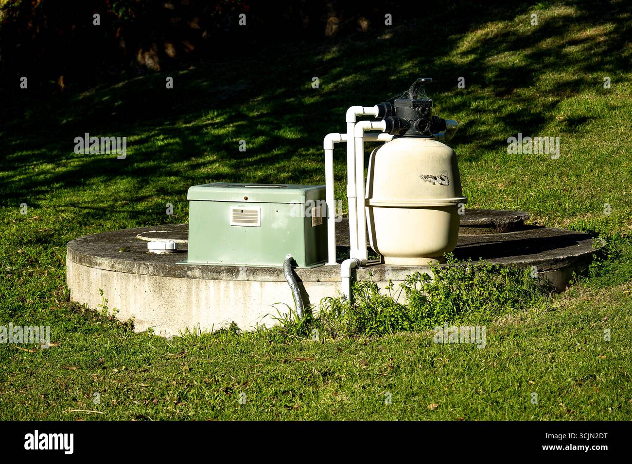 Impianto di trattamento delle acque reflue domestico autocontinuo nel giardino di una casa rurale australiana. Serbatoio in calcestruzzo con pompe e tubi per sistema Biotreat, Queensland. Foto Stock